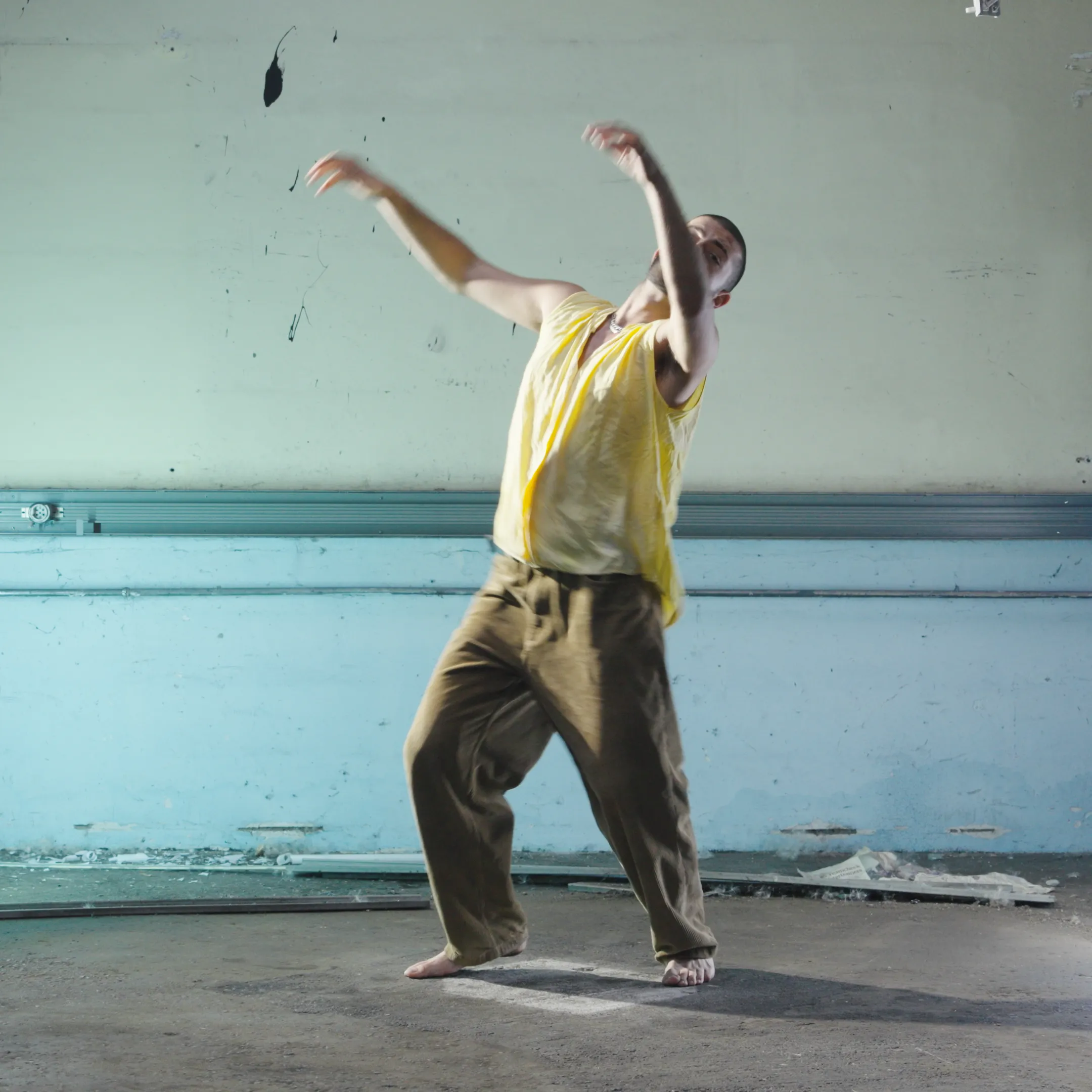 Image tirée de la vidéo, un danseur dans un bâtiment