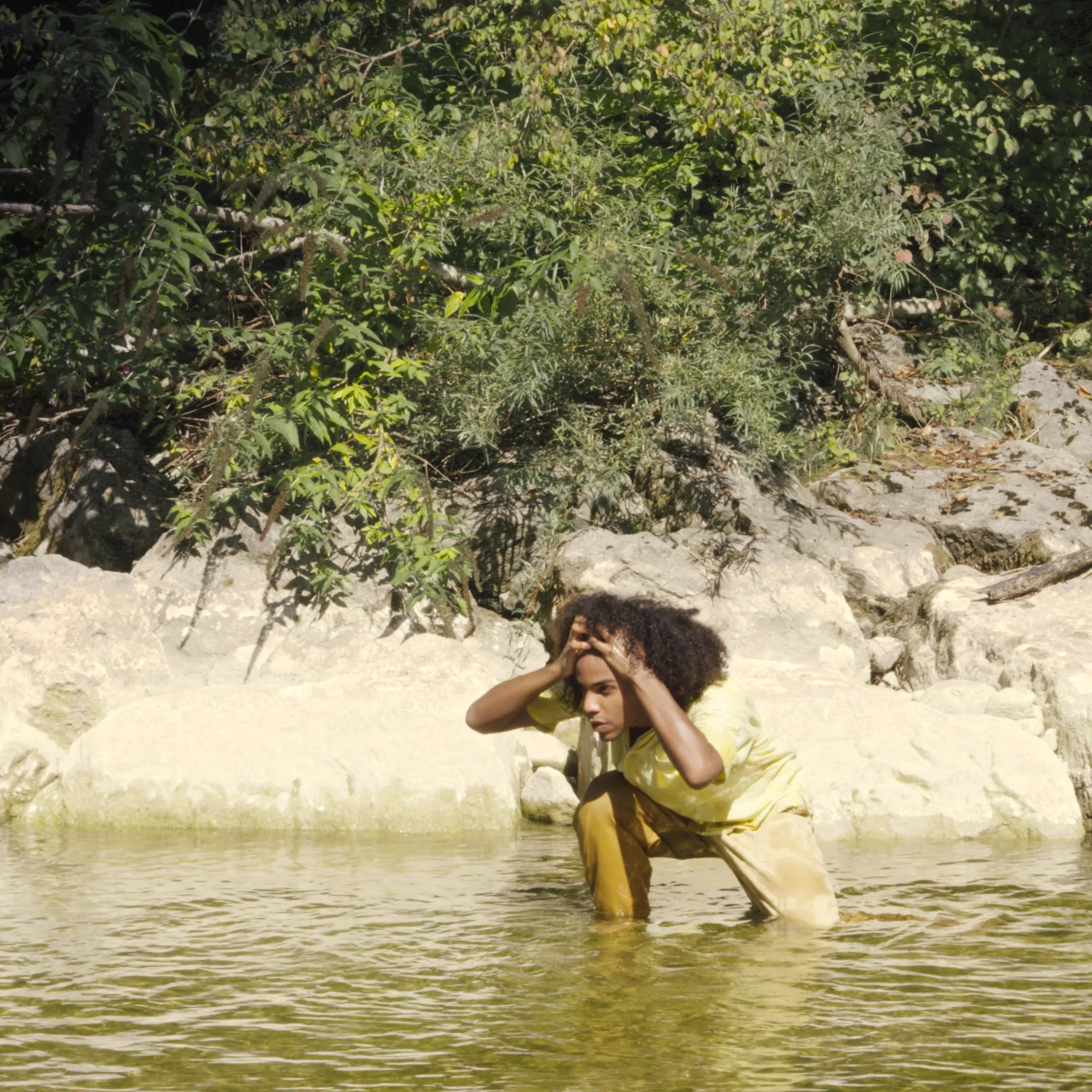 Image tirée de la vidéo, un danseur dans la rivière