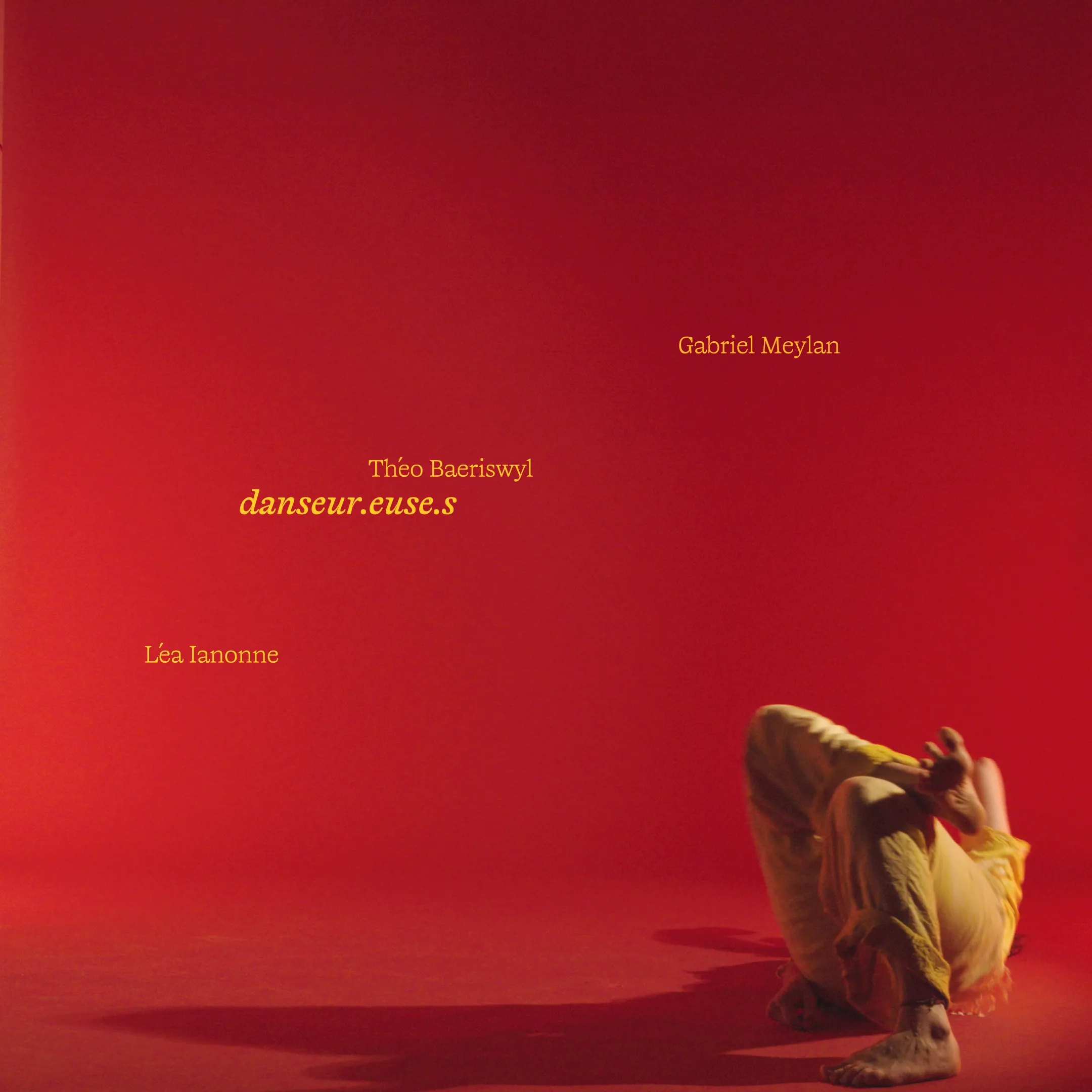 Image tirée de la vidéo, une danseuse sur fond rouge